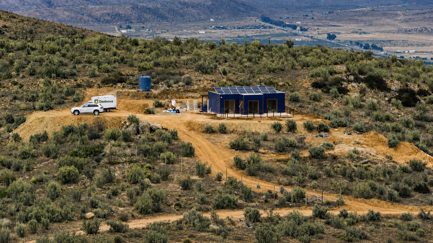 Vista aérea de vivienda con sistema Off-Grid en Canela, panel fotovoltaico sobre el techo